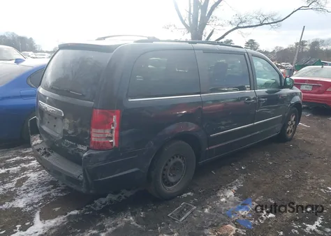 2010 Chrysler Town & Country Touring z USA, uszkodzony, nr VIN 2A4RR5D1XAR241014